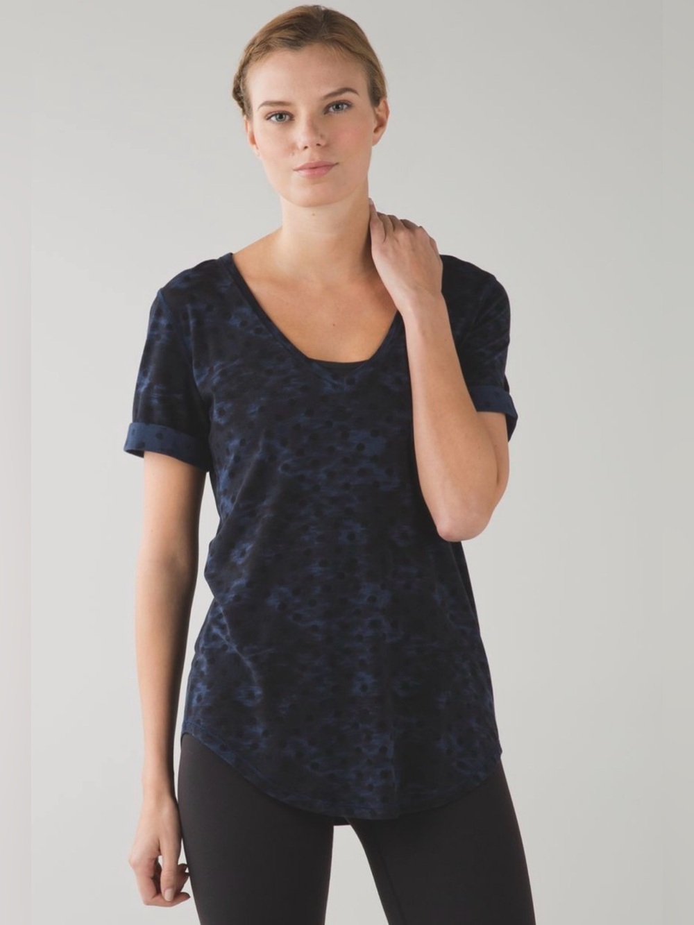 Lululemon Love Tee 
Windy Blooms Deep Navy Black✨